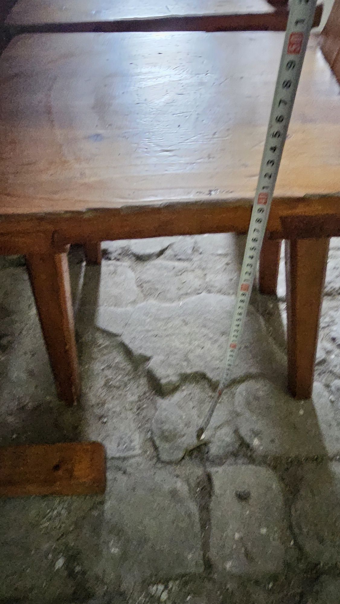 Sosnowy stół z 1 ławą, 2 taboretami i 2 krzesłami
