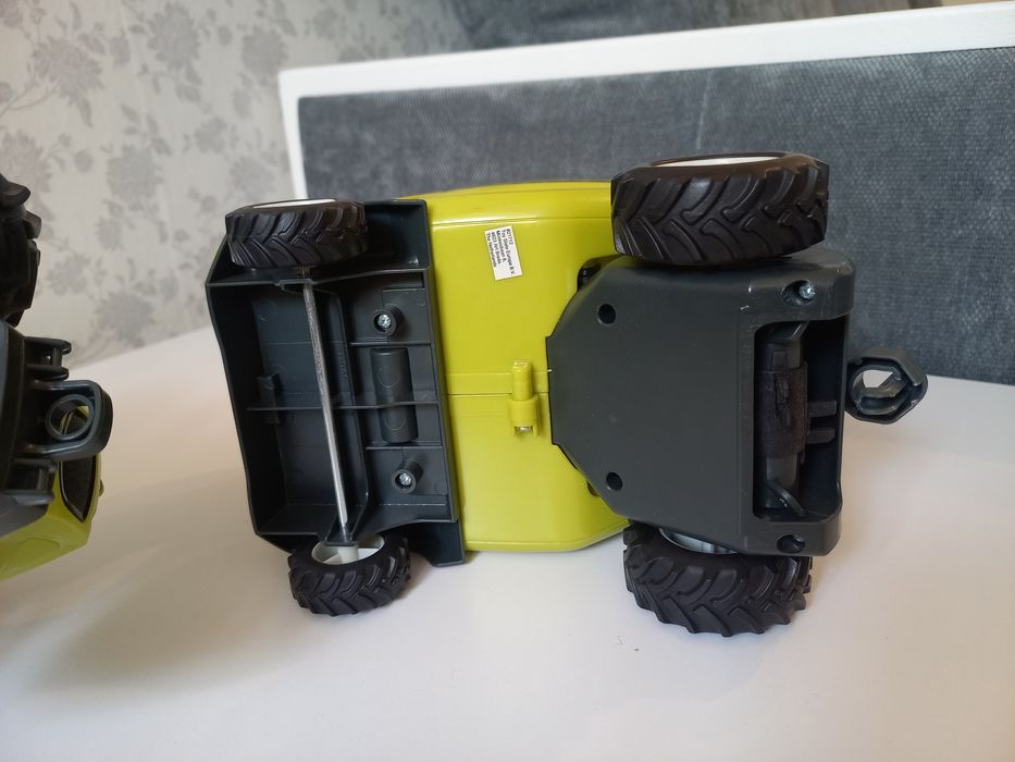 Трактор з причепом