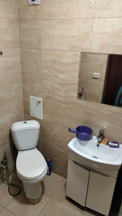 Здам 2 кімнати з 4 у квартирі,жити з власницею,яка на кріслі колісному