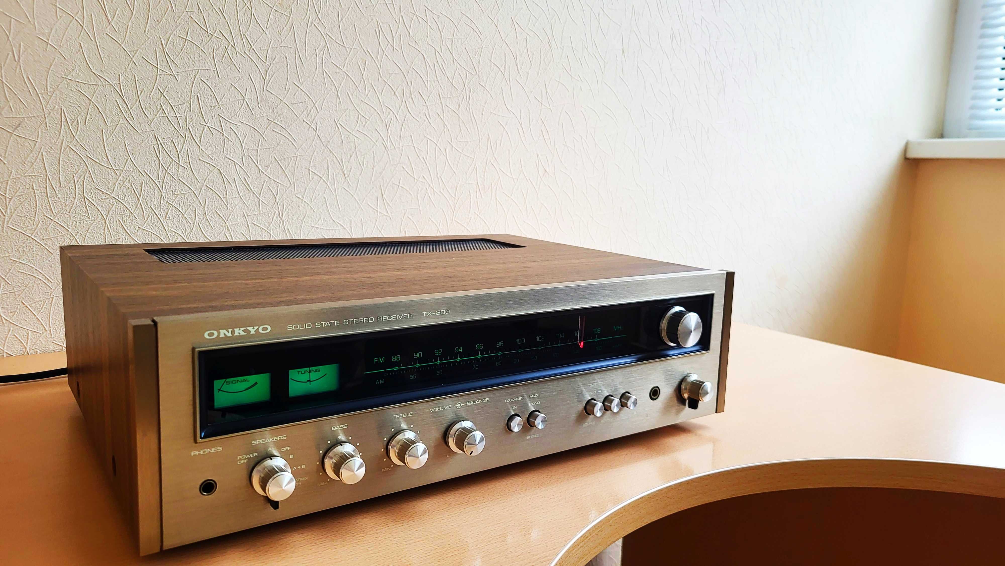 Чудовий вінтажний ресивер Onkyo TX-330.