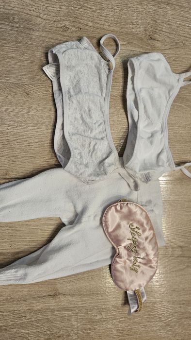 Rajstopy, staniczki i maseczka do spania