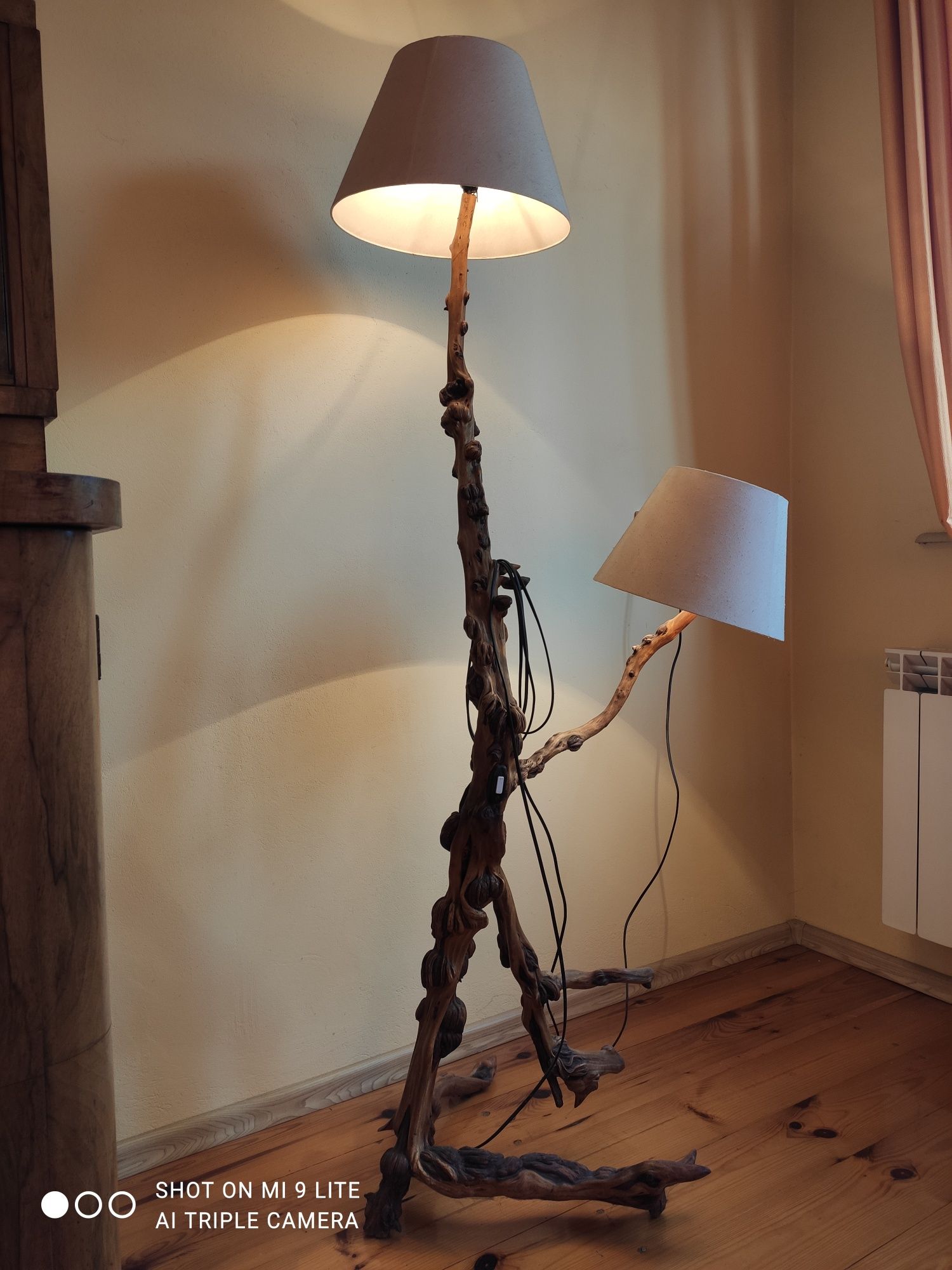 Lampa stojąca drewniana