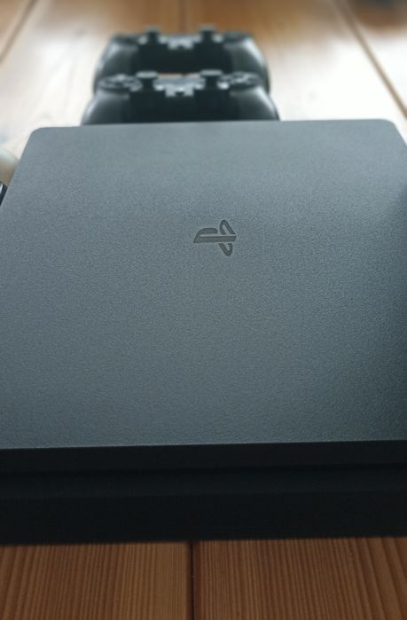 Playstation 4 slim. PS4 SLIM + dodatki