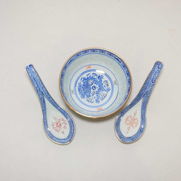 Conjunto de taça de arroz e duas colheres japonesas