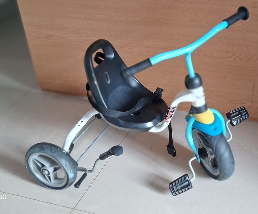 Triciclo  criança. Rodas de borracha.