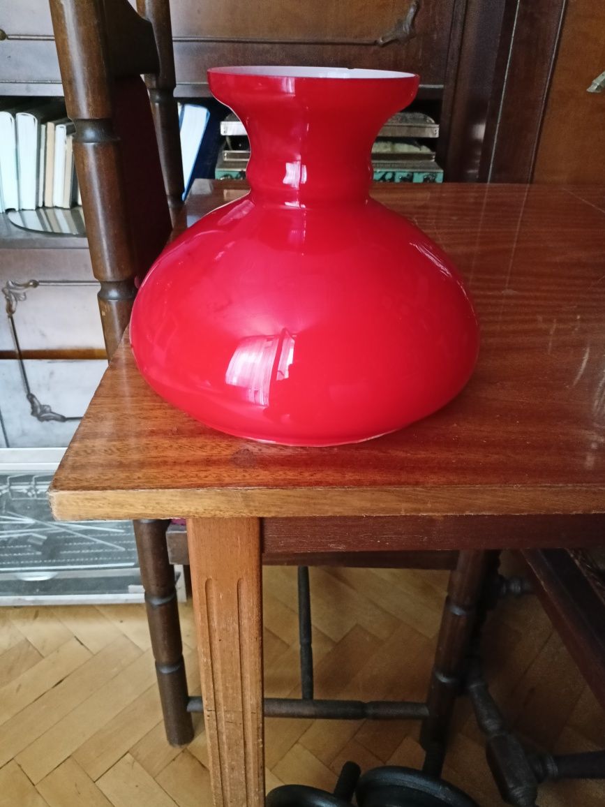 Szklane klosze do lamp.