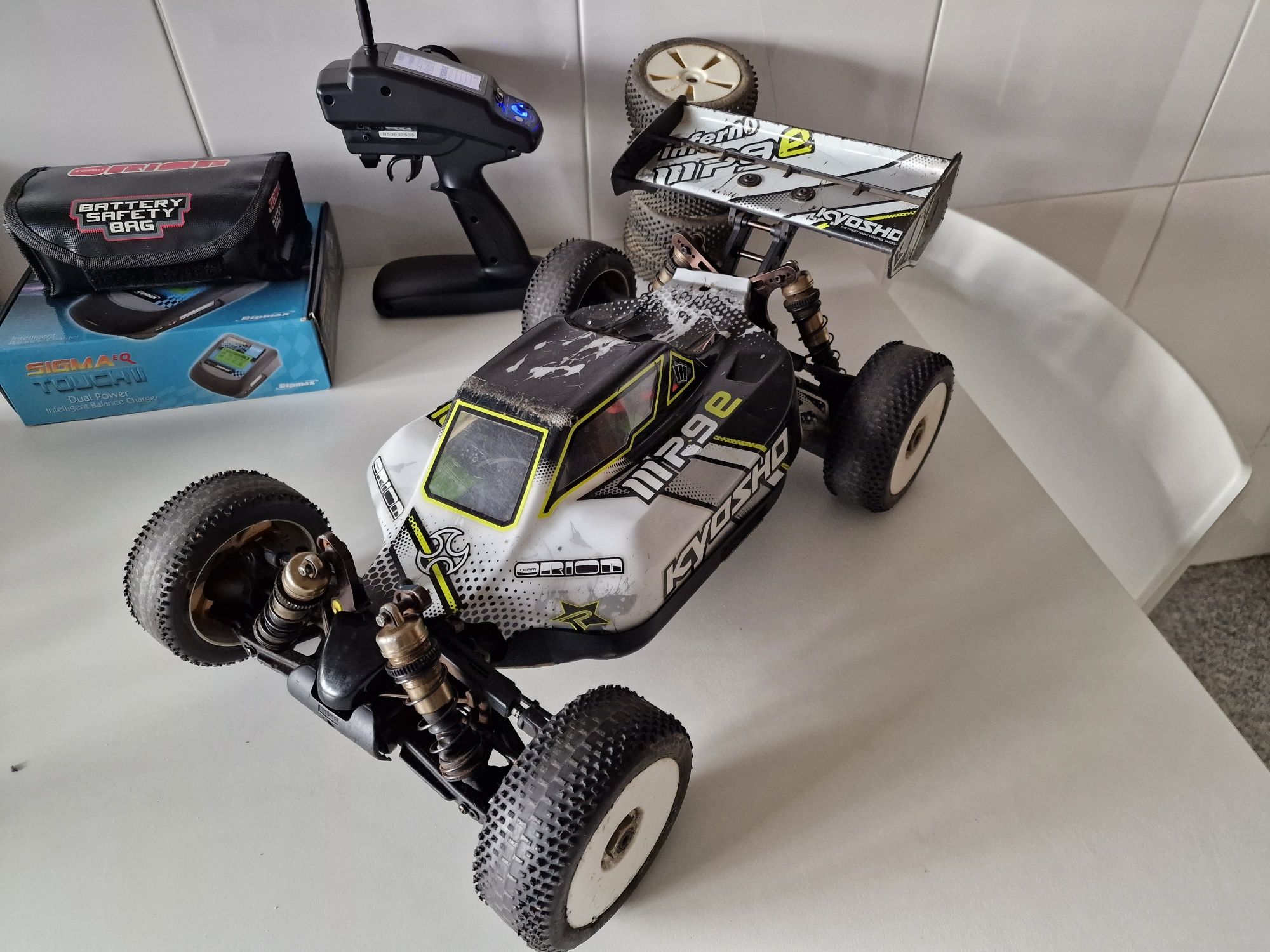 Kyosho MP9e , Rádio Futaba 4PLS , 2x baterias, carregador e suporte