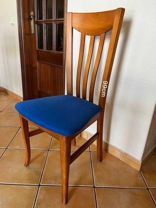Mesa de Jantar em cerejeira, 130cm a 245cm por 90cm com 8 cadeiras.