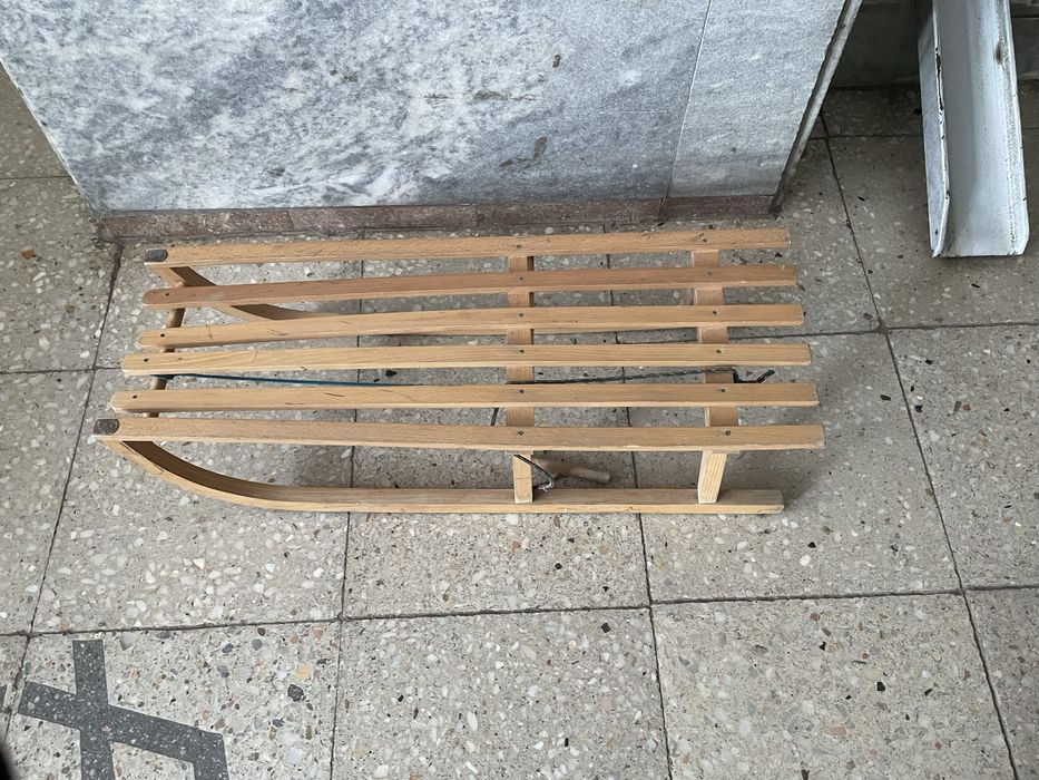 Дерев'яні санки з металевим покриттям