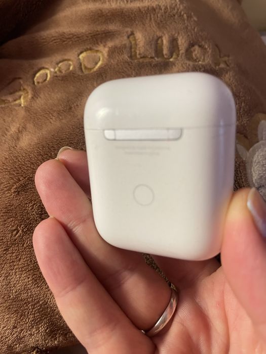 Apple AirPods 2 в зарядному футлярі (MV7N2)