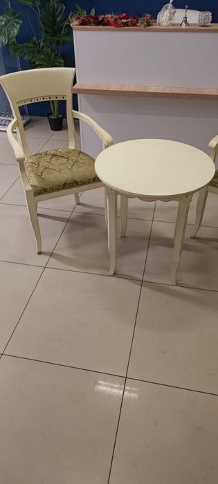 Stylowy stolik z dwoma krzesłami.