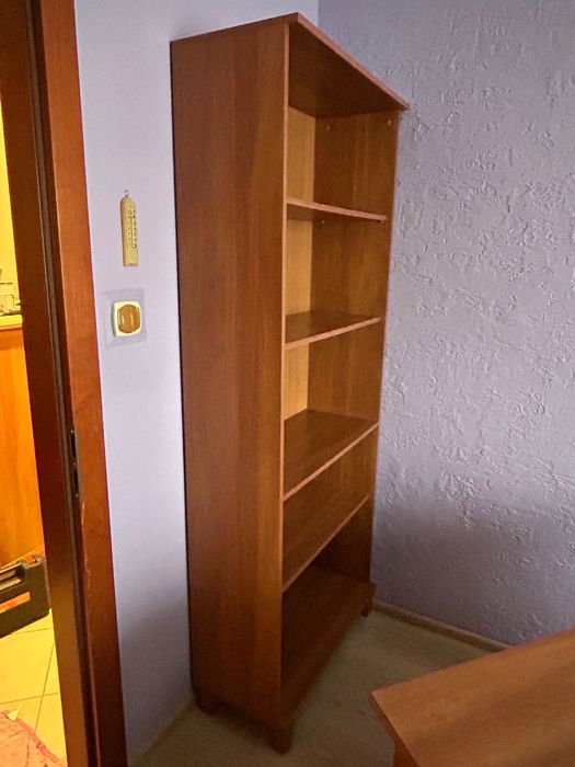 Regał brązowy z półkami