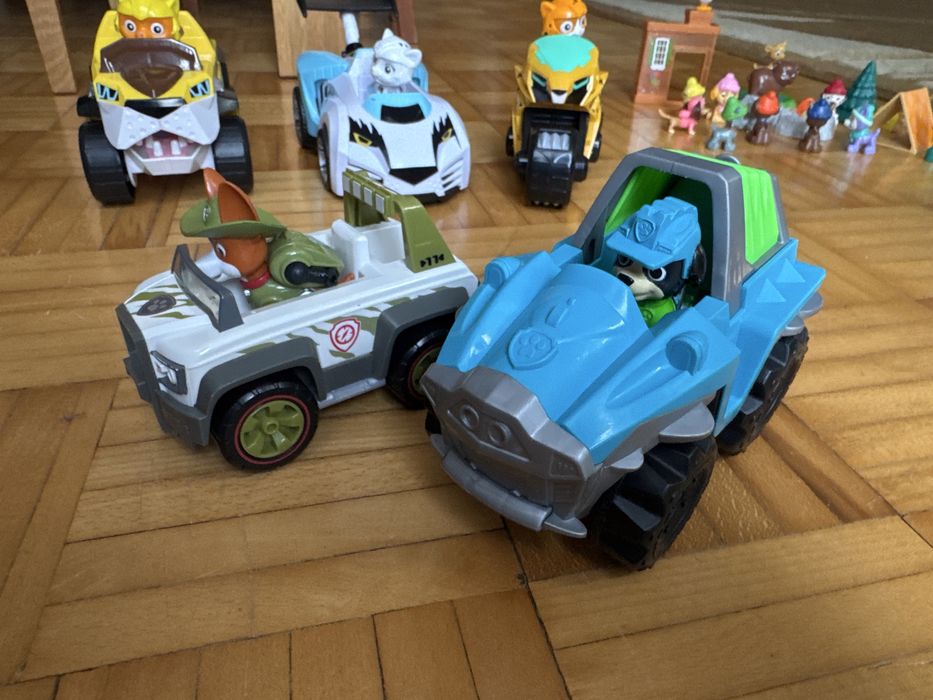 Psi patrol Rex i Tracker. Figurki i pojazdy