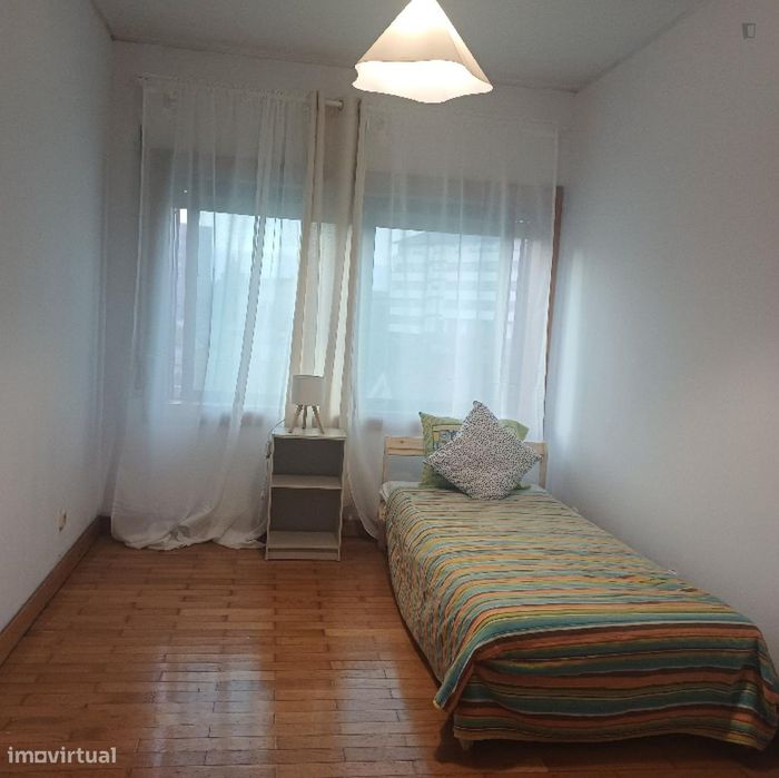 806961 - Quarto com cama de solteiro em...