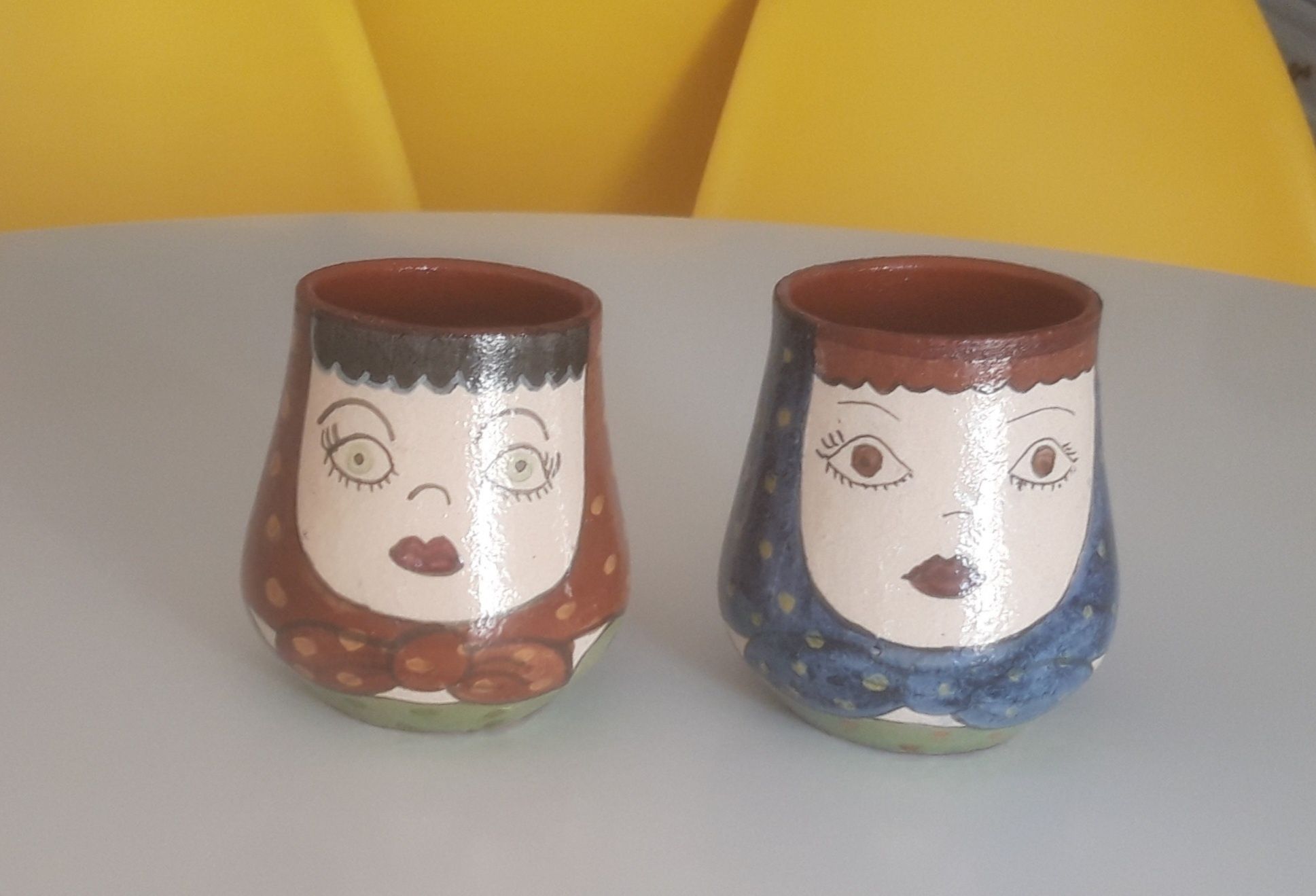 Canecas de barro vidrado lindas ceifeiras