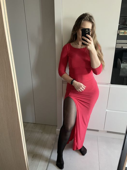 Czerwona długa sukienka z rozcięciem