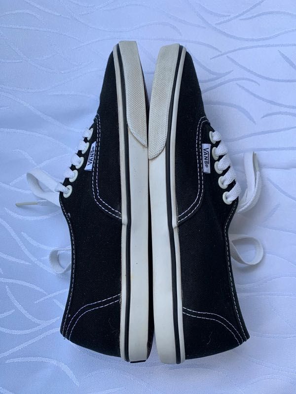Czarne trampki z białą podeszwą Vans 36