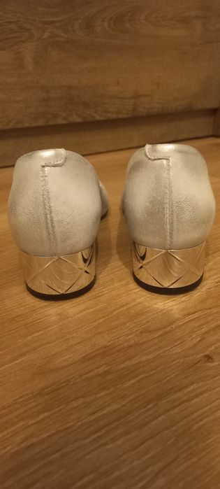 Srebrne czółenka na niskim obcasie Neścior