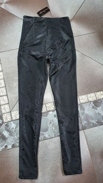 Świetne czarne legginsy spodnie wężowe połysk S M premium