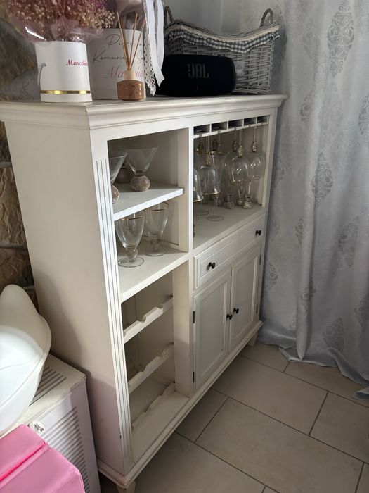 Regal w kolorze kremowym