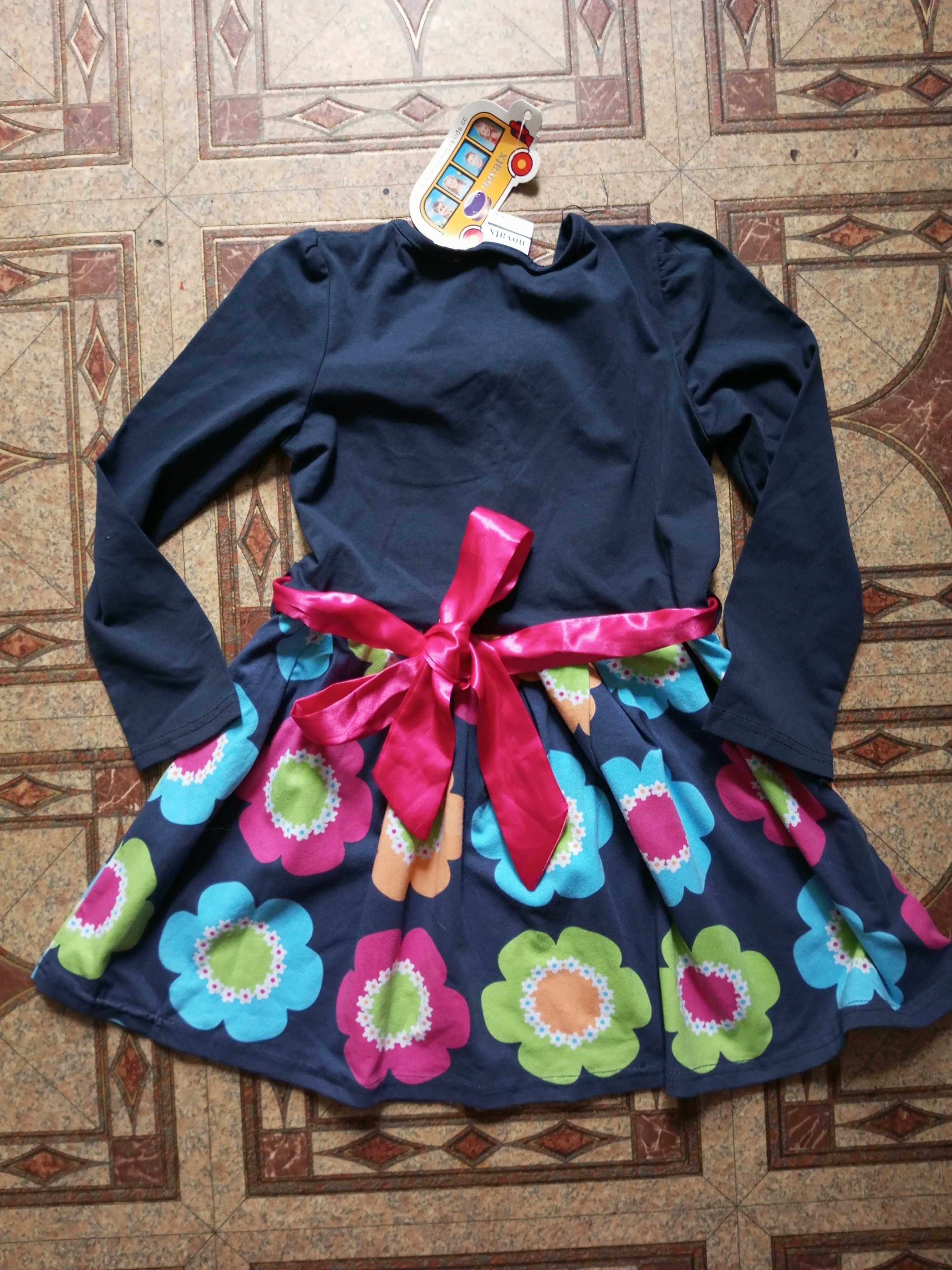 Новое брендовое платье на девочку около 4-5лет.+ носки + игра домино.