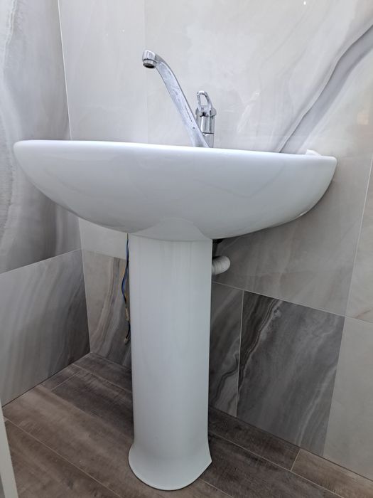 Раковина с подставкой и краном б/у в хорошем состоянии