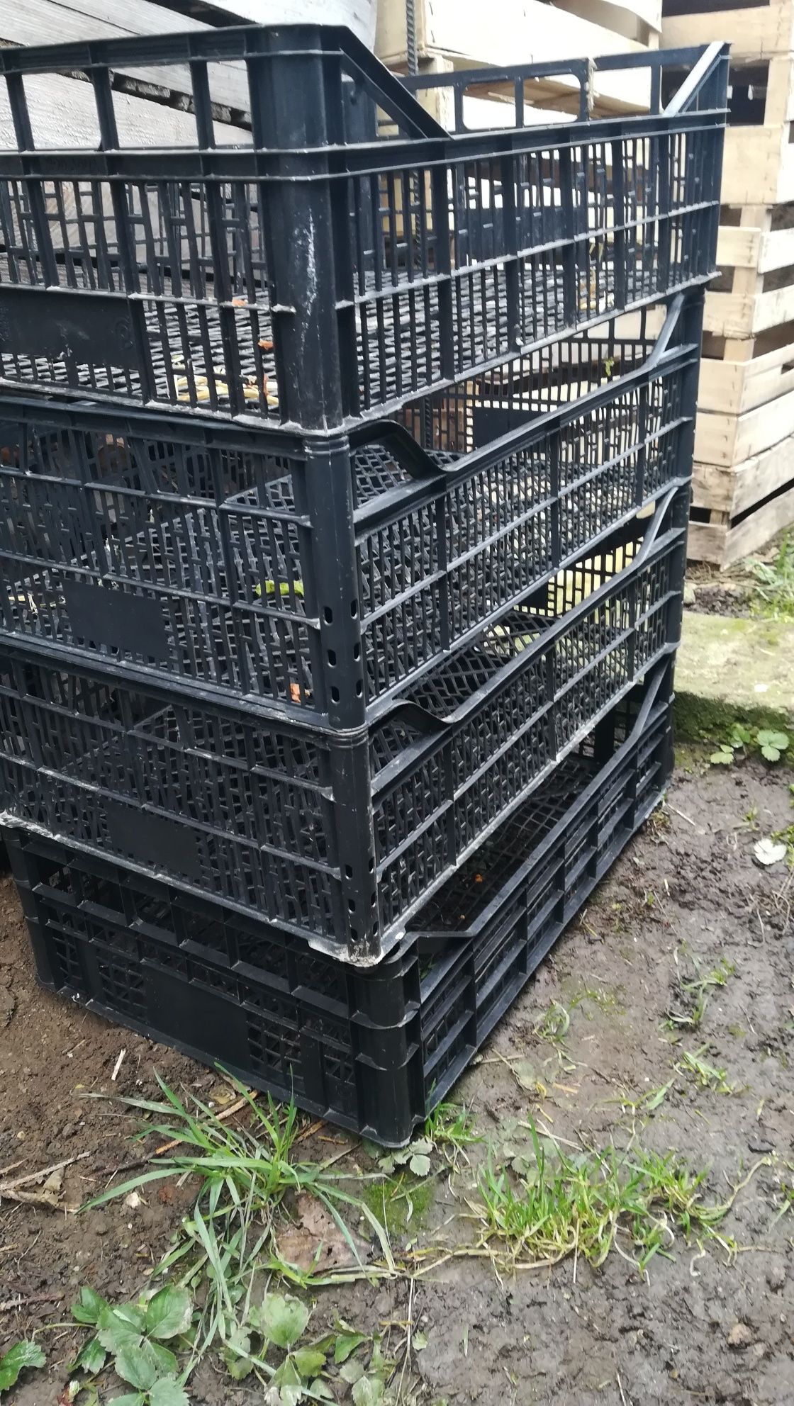 Duże skrzynki plastikowe