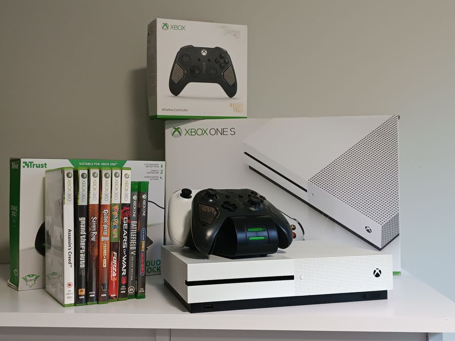 Zestaw Xbox one s 1Tb 2019r  2 pady,ładowarka,8gier