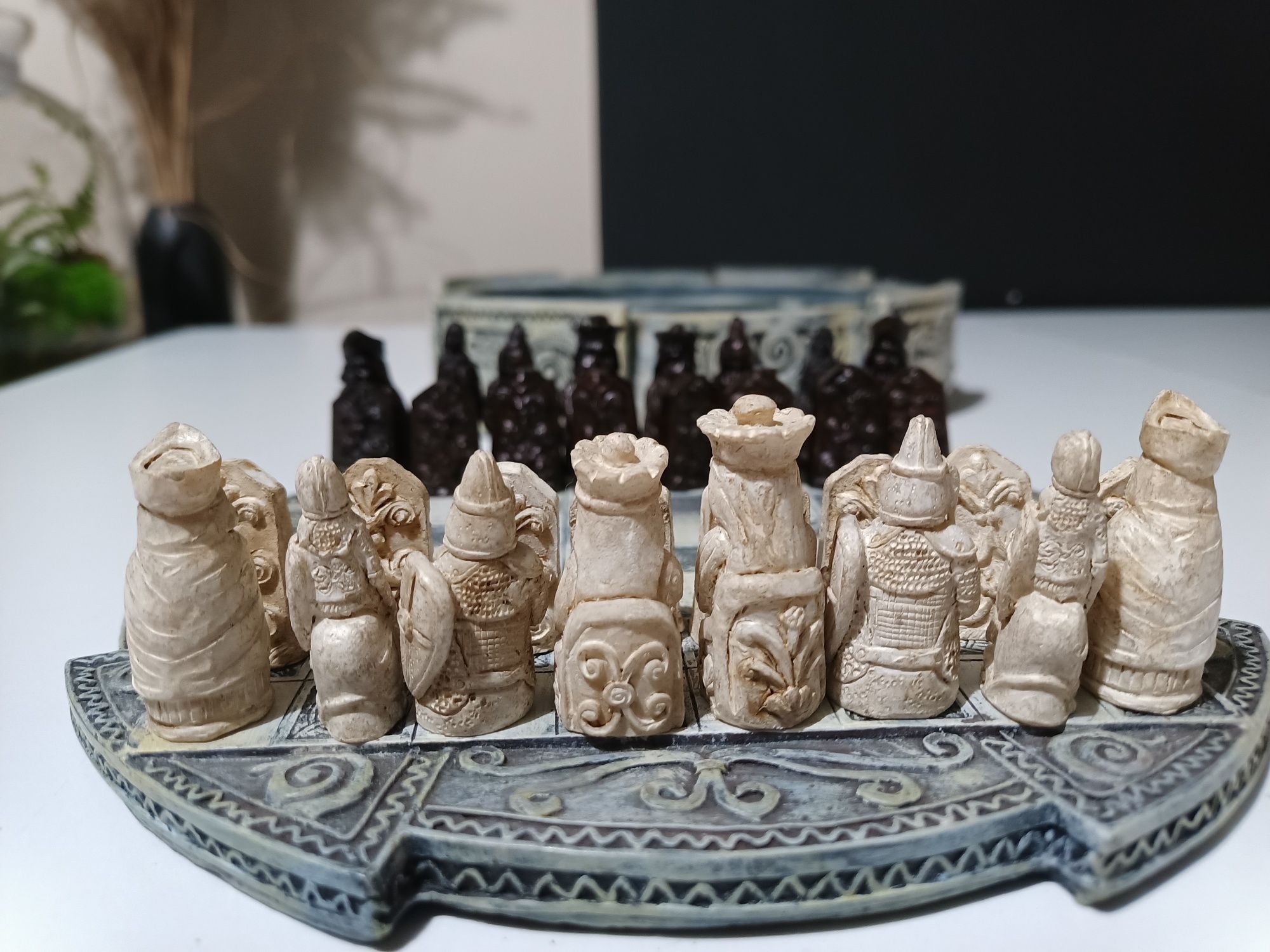 Szachy kolekcjonerskie "isle of Lewis chess"

Isle Of Lewis Compact Ce