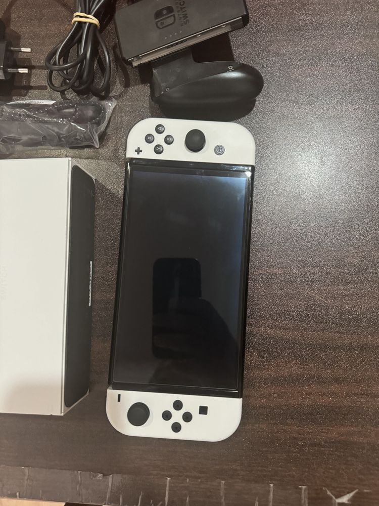 Nintendo Switch OLED desbloqueada branca