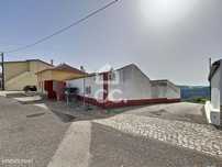 Propriedade mista com ruína e terreno fértil,  localizada nas Antas