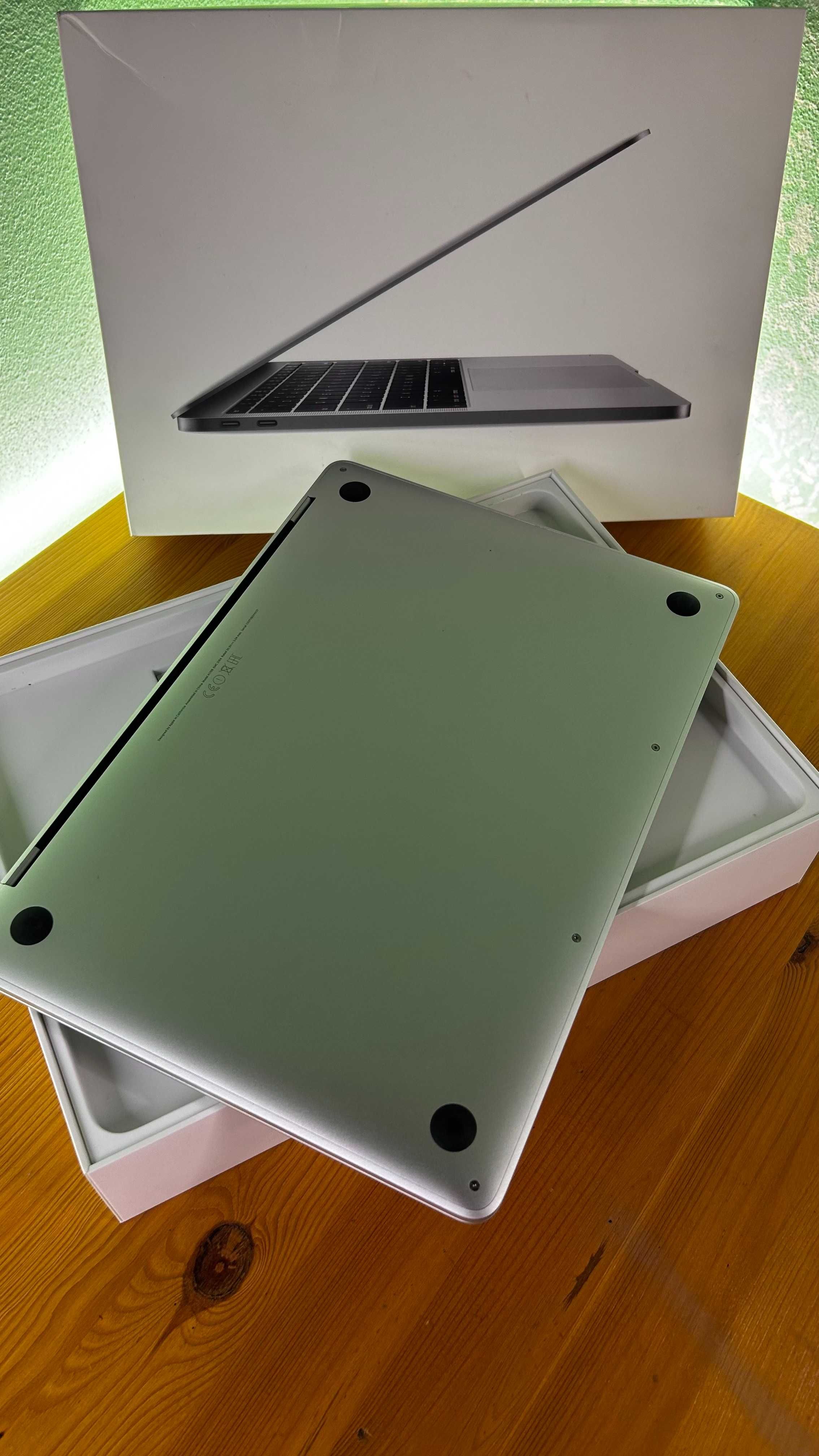 MacBook Pro 2017 13" i5 8Gb 256Gb - Cinzento Claro