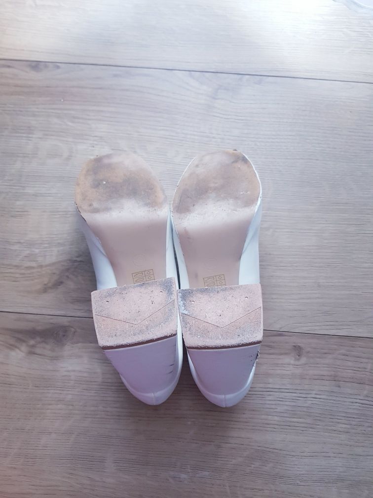 Buty damskie na platformie,  na grubych obcasach marki Diamantique