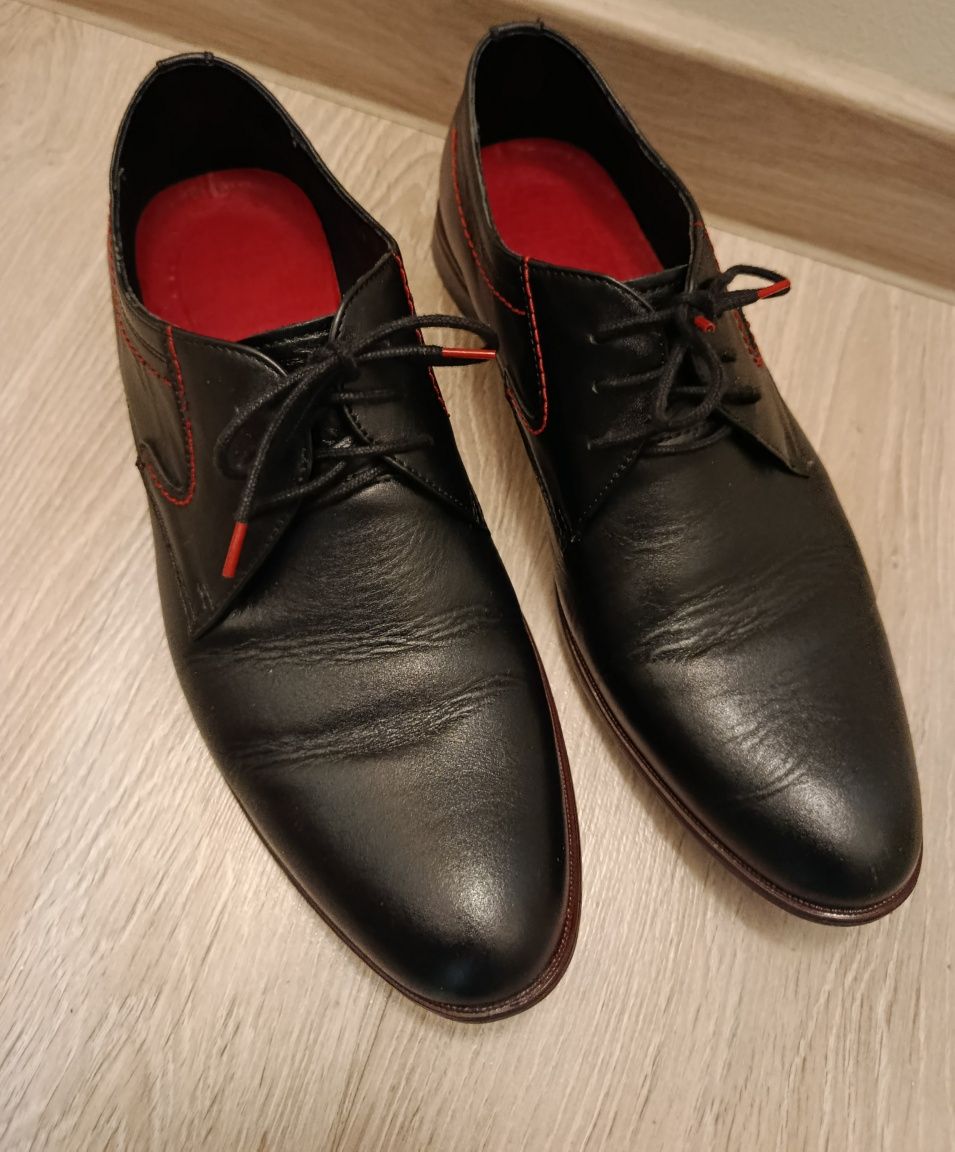 Buty wizytowe czarne z czerwonymi obszyciami