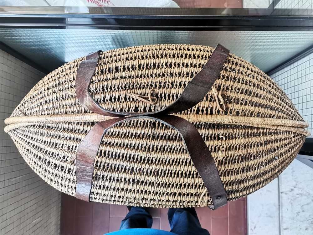 Cesto grande antigo em verga e couro