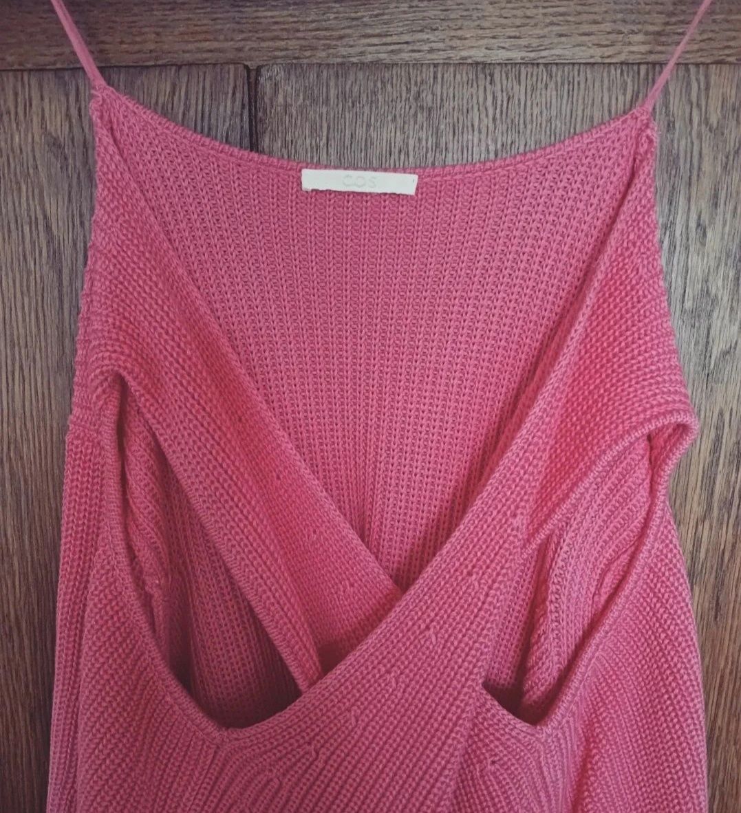 różowy sweter COS