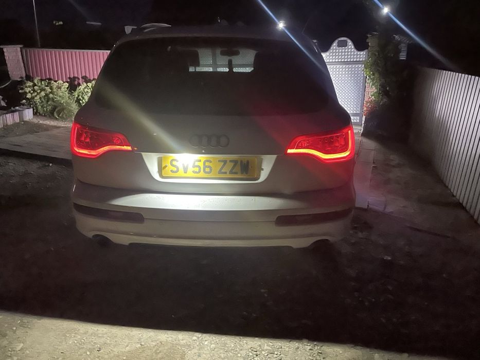 Audi Q7 S line на полному ходу право рукая