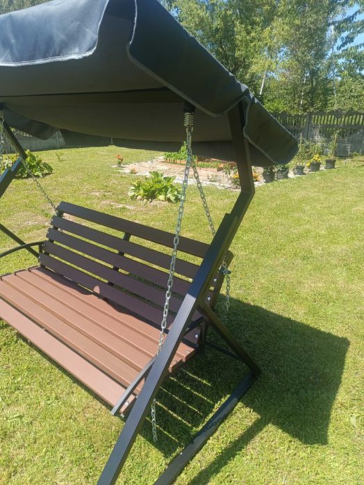 Huśtawka ogrodowa z daszkiem