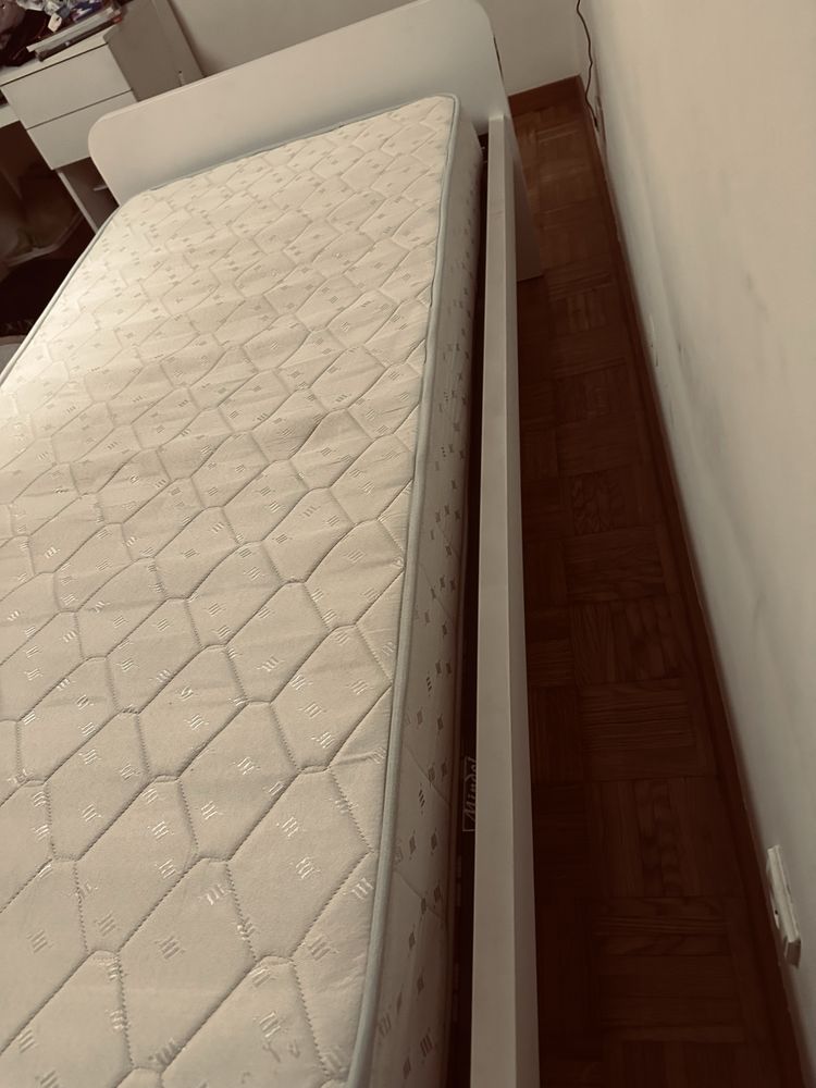 Cama estudio (btanca e rosa ) com nuvem de lado