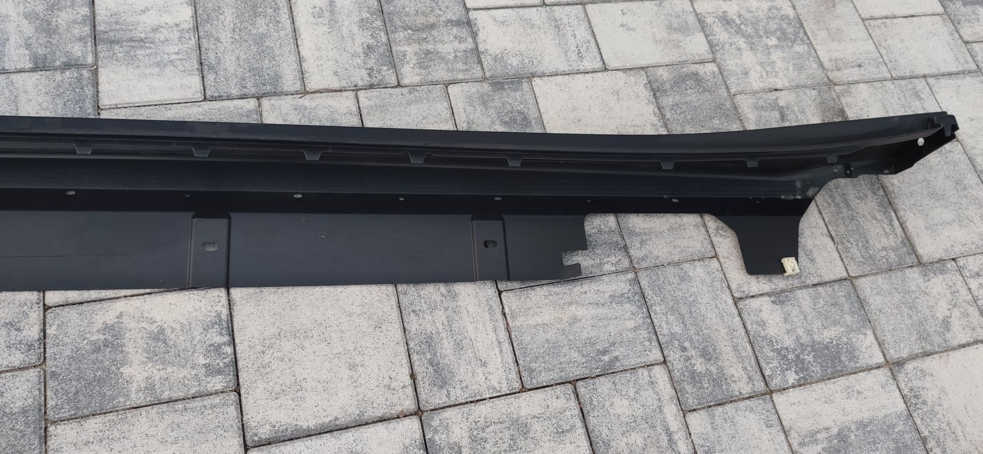 Próg zewnętrzny BMW X1 prawy