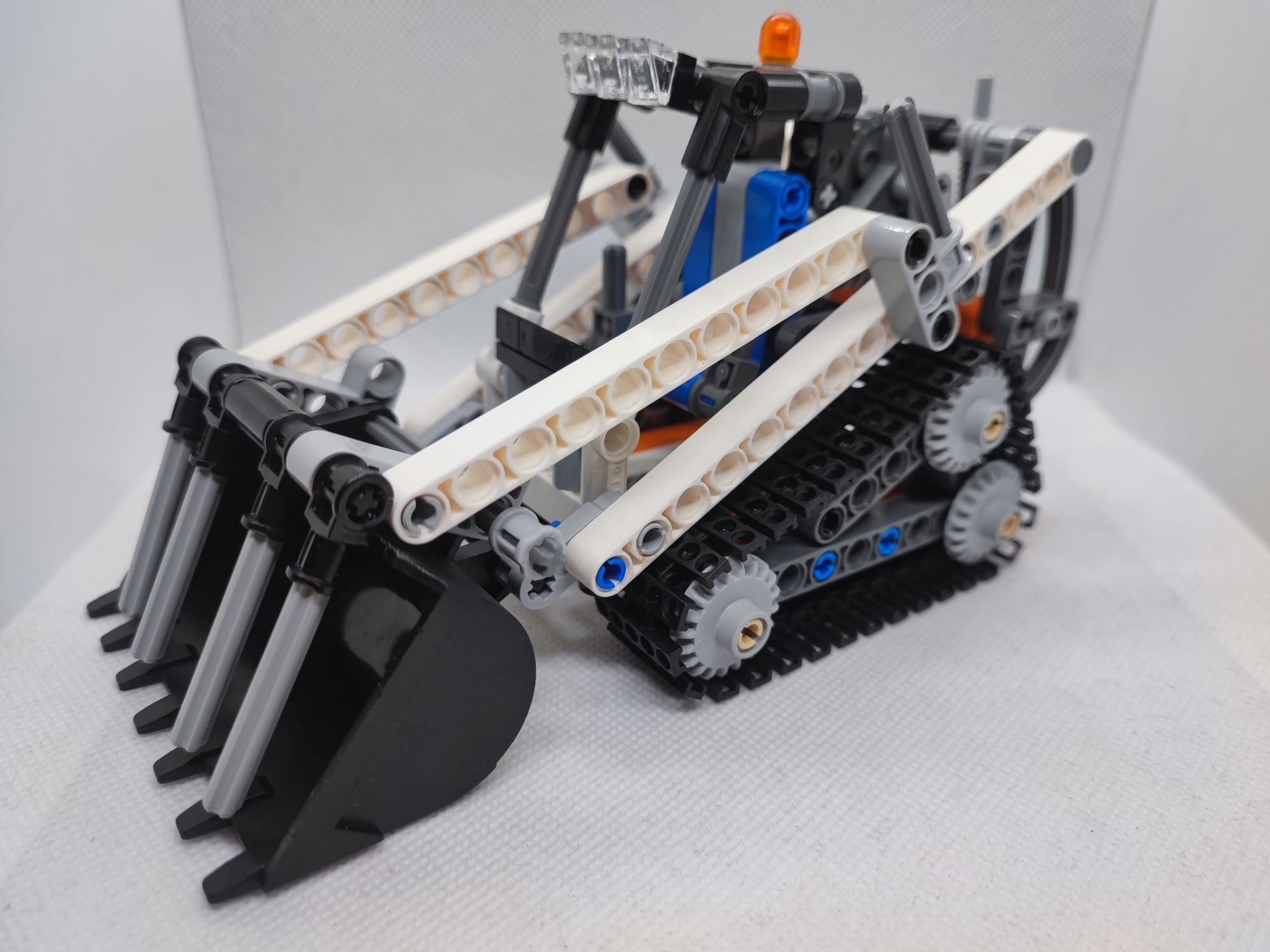 LEGO® 42032 Technic - Mała ładowarka gąsienicowa