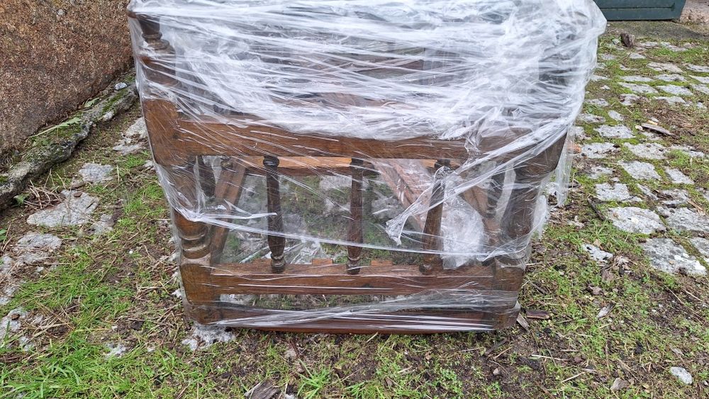 Berço em pau santo e balancé lateral