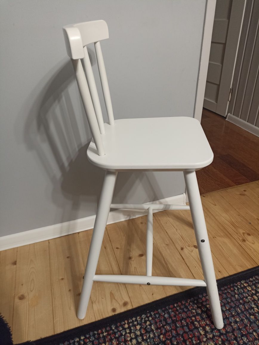 Krzesełko do stołu dla dziecka