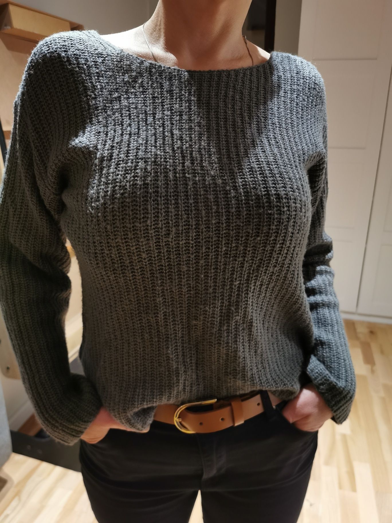 Sweter z fajnym tylem