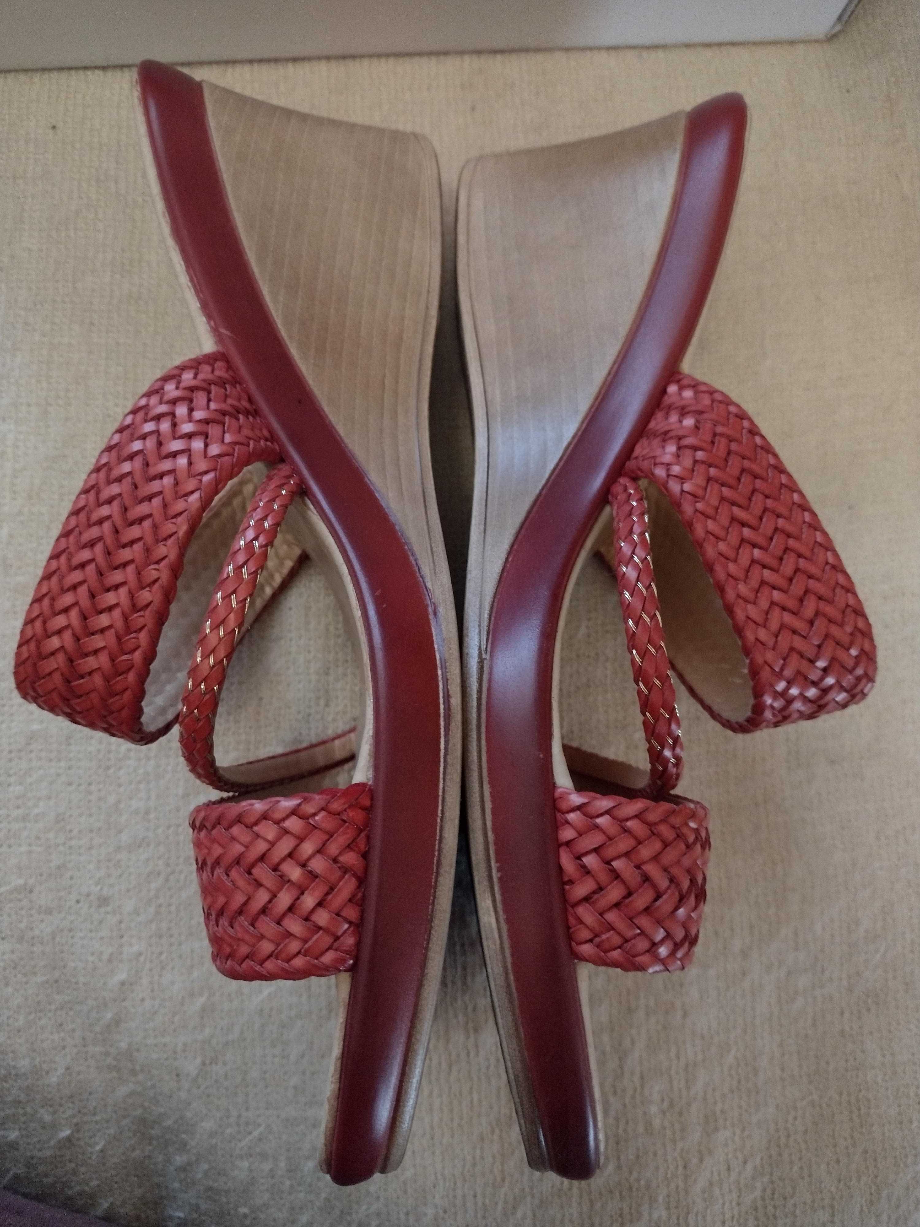 Sprzedam czerwone damskie sandałki na lekki konturnie