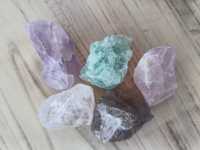Zestaw pięciu kryształów kamieni naturalnych około 25 g każdy
