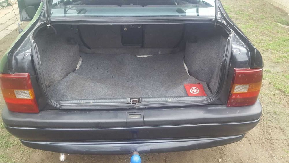 Opel Vectra A 1.8 93-й рік поТ/П на ходу обмін на мото на обмін не їду