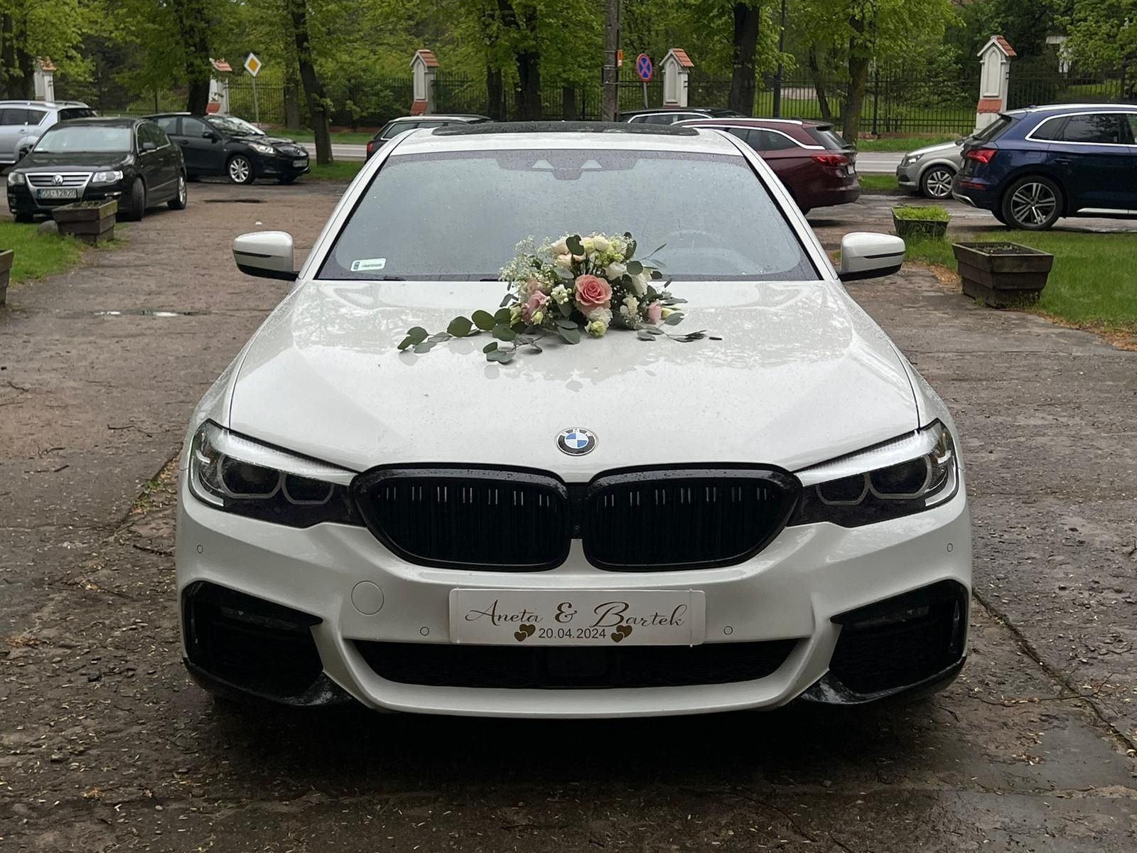 Samochód. Auto do ślubu BMW G30 M-performance. Limusine