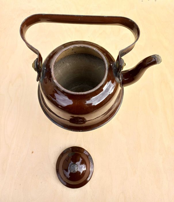 Stary, emaliowany czajnik wpuszczany w fajerkę