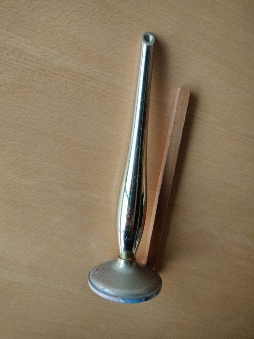 Jarra vintage dourada para uma flor.